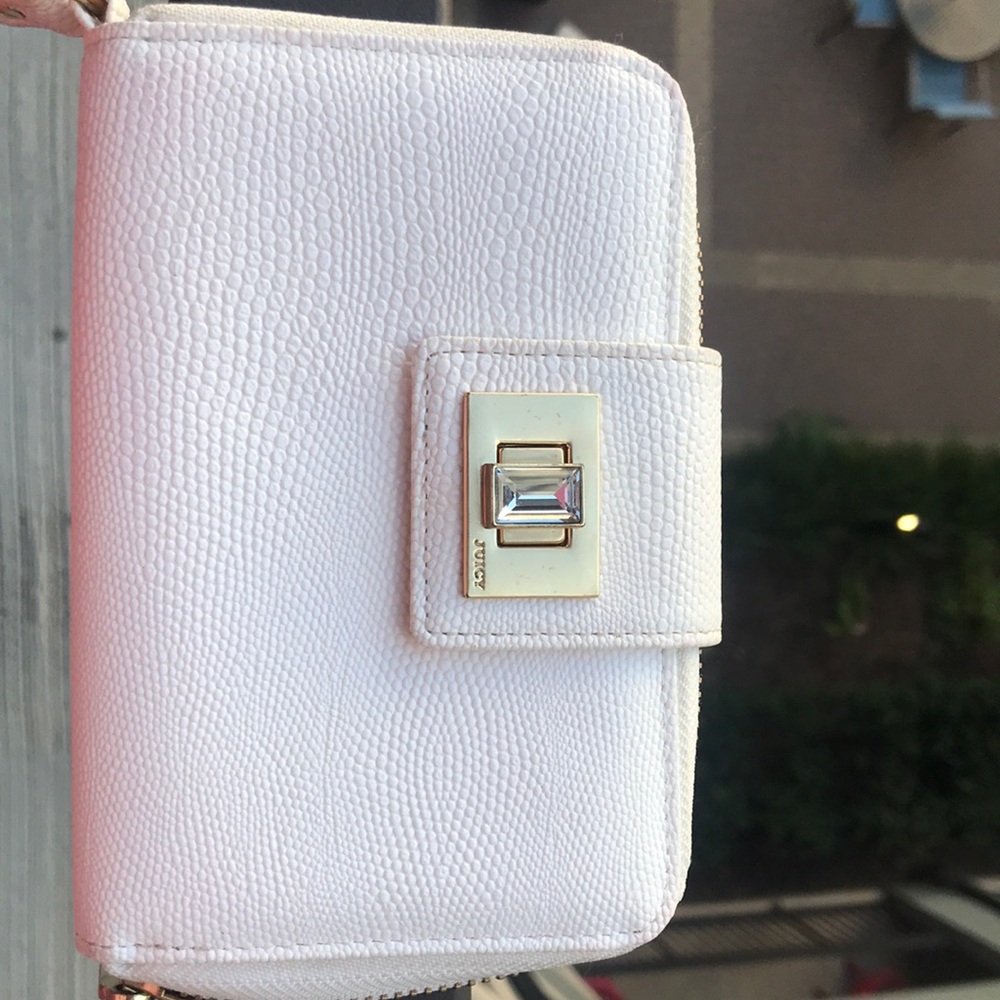 NWOT Juicy Couture White Tech Wristlet! 💛